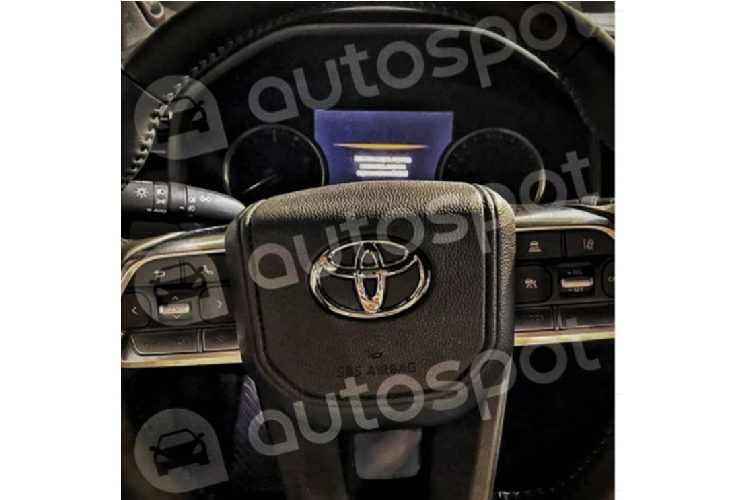 Tuy nhiên, những thay đổi bên trong nội thất của Toyota Land Cruiser (300 Series) là điều gây tò mò nhất hiện nay. Bằng những cách nào đó, hình ảnh nội thất của Land Cruiser (300 Series) đã bị rò rỉ cho thấy thiết kế mới. Cụ thể, xe được trang bị vô lăng thiết kế mới, bảng đồng hồ hỗ trợ lái không chuyển sang kiểu kỹ thuật số hoàn toàn mà vẫn duy trì màn hình analog truyền thống kết hợp với màn hình LCD cỡ lớn hiển thị các thông số lái.