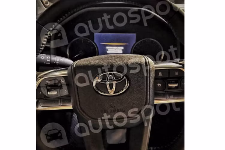 Tuy nhiên, những thay đổi bên trong nội thất của Toyota Land Cruiser (300 Series) là điều gây tò mò nhất hiện nay. Bằng những cách nào đó, hình ảnh nội thất của Land Cruiser (300 Series) đã bị rò rỉ cho thấy thiết kế mới. Cụ thể, xe được trang bị vô lăng thiết kế mới, bảng đồng hồ hỗ trợ lái không chuyển sang kiểu kỹ thuật số hoàn toàn mà vẫn duy trì màn hình analog truyền thống kết hợp với màn hình LCD cỡ lớn hiển thị các thông số lái.