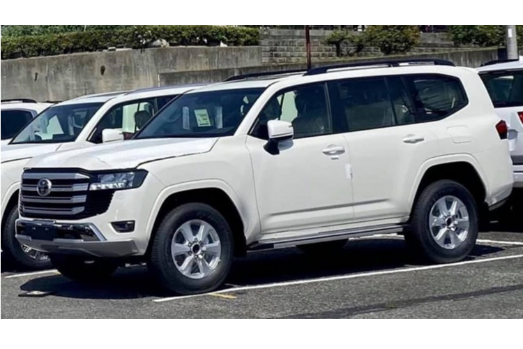 Ngoài thiết kế mới lột xác, động cơ xăng V6 3.5L tăng áp kép và có thêm phiên bản hybrid, bên cạnh động cơ dầu V6 3.3L (cho một số thị trường), thì nội thất Land Cruiser 300 Series mới nhiều điểm mới mẽ chắc chắn sẽ khiến người yêu Land Cruiser mong chờ thế hệ 300 Series này hơn nữa.