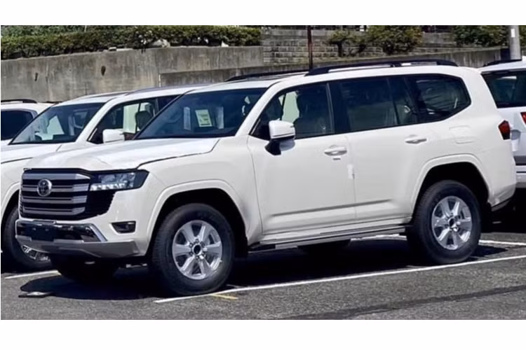 Ngoài thiết kế mới lột xác, động cơ xăng V6 3.5L tăng áp kép và có thêm phiên bản hybrid, bên cạnh động cơ dầu V6 3.3L (cho một số thị trường), thì nội thất Land Cruiser 300 Series mới nhiều điểm mới mẽ chắc chắn sẽ khiến người yêu Land Cruiser mong chờ thế hệ 300 Series này hơn nữa.