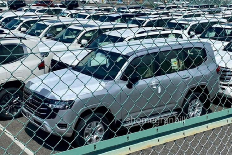 Trong khi các nút chuyển cầu, khoá vi sai… được bố trí bên cạnh cần số Hiện chưa rõ Land Cruiser thế hệ mới sẽ sử dụng phanh tay điện tử hay không. Tuy nhiên đối với người yêu SUV thuần túy thì trang bị này có hay không, không quan trọng.