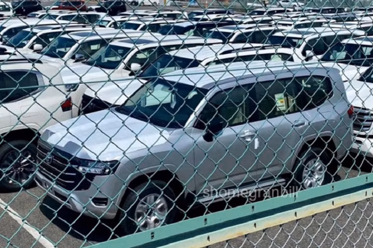 Trong khi các nút chuyển cầu, khoá vi sai… được bố trí bên cạnh cần số Hiện chưa rõ Land Cruiser thế hệ mới sẽ sử dụng phanh tay điện tử hay không. Tuy nhiên đối với người yêu SUV thuần túy thì trang bị này có hay không, không quan trọng.