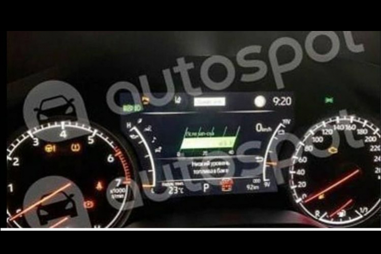 Ngay chính giữa bảng táp-lô sử dụng một màn hình cảm ứng cỡ lớn đặt nằm ngang theo kiểu máy tính bảng. Các nút cơ vẫn được duy trì khá nhiều bên trong nội thất Land Cruiser thế hệ mới. Trong đó bao gồm nhiều nút mạ crôm khá đẹp mắt.