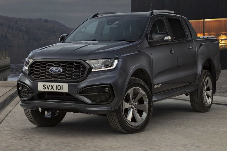 Ở khu vực đầu xe, nổi bật là bộ mặt ca-lăng sơn đen cùng các nan hình tổ ong đẹp mắt, phần cản dưới cùng hốc đèn sương mù được tinh chỉnh, vòm bánh xe mở rộng, ốp gương và ốp sườn mới hay bộ mâm xe hợp kim OZ Racing 20 inch nam tính.