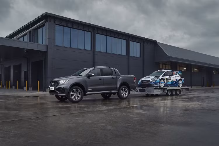 Được phát triển trên nền tảng Wildtrak, Ford Ranger MS-RT vẫn sử dụng hệ thống treo sau loại nhíp lá thay vì loại lò xo cuộn như bản Raptor.