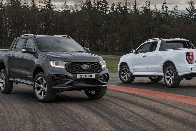 Đầu tiên, bán tải Ford Ranger MS-RT được trang bị bộ body-kit bên ngoài mang thiết kế đơn giản hơn hẳn so với 2 "đàn anh" Raptor và Wildtrak.