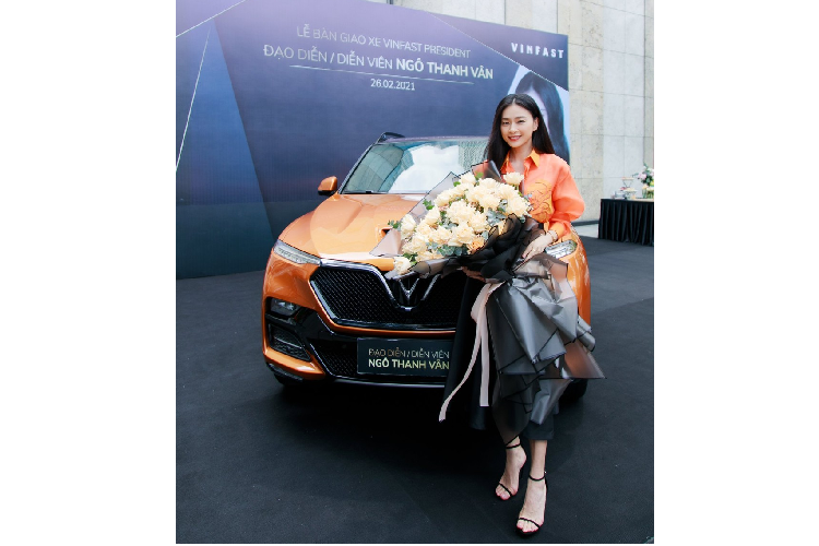 Trên thực tế, đây không phải là chiếc ôtô VinFast đầu tiên của Ngô Thanh Vân. Trước đó, trong triển lãm Ô tô Việt Nam 2019, hãng VinFast cũng đã giao chiếc LUX SA2.0 cho nữ diễn viên này. Chiếc VinFast LUX SA2.0 của "đả nữ" màn ảnh Việt được sơn màu đỏ cam bắt mắt không kém. Việc Ngô Thanh Vân mua ôtô VinFast tới 2 chiếc trong thời gian hơn 2 năm trên thực tế cũng không phải là chuyện lạ. Hiện nữ diễn viên này đang là đại diện thương hiệu của VinFast.