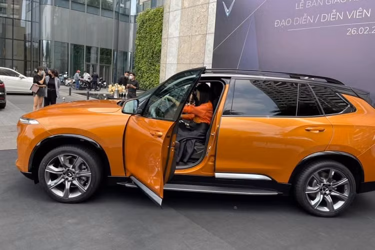 So với những đối thủ này, VinFast President có giá rẻ hơn nhiều, khởi điểm từ 4,6 tỷ đồng. Thậm chí, 100 khách hàng đầu tiên đến với "xe chủ tịch" còn được hưởng mức giá ưu đãi chỉ 3,8 tỷ đồng.