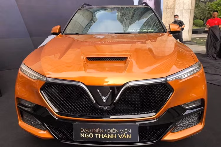 Đồng thời, Ngô Thanh Vân cũng là một trong những người nổi tiếng đầu tiên tại Việt Nam mua xe chủ tịch VinFast President. Trước Ngô Thanh Vân, nữ ca sỹ Hồ Ngọc Hà đã mua một chiếc VinFast President màu đen. Lần đầu tiên trình làng vào hồi tháng 9 năm ngoái, VinFast President thuộc phân khúc SUV cỡ lớn, cạnh tranh với những đối thủ như BMW X7 hay Lexus LX570.