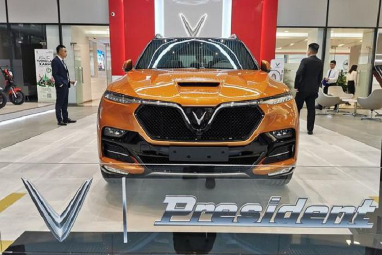 Không chỉ mạnh mẽ, VinFast President còn được trang bị nội thất sang trọng, mang đến trải nghiệm cao cấp cho người dùng. Theo đó, nội thất của mẫu SUV cỡ lớn này được bọc da phối hợp với những chi tiết ốp gỗ.