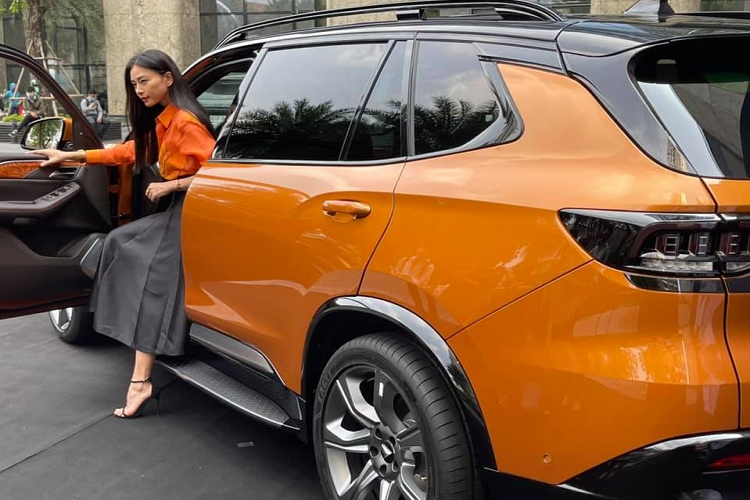 Điểm nhấn của VinFast President nằm ở khối động cơ V8, dung tích 6.2L, sản sinh công suất tối đa 420 mã lực và mô-men xoắn cực đại đạt 624 Nm. Sức mạnh được truyền xuống bánh thông qua hộp số tự động 8 cấp và hệ dẫn động 4 bánh toàn thời gian. Nhờ đó, xe có thể tăng tốc từ 0-100 km/h trong thời gian 6,8 giây và đạt vận tốc tối đa gần 300 km/h.