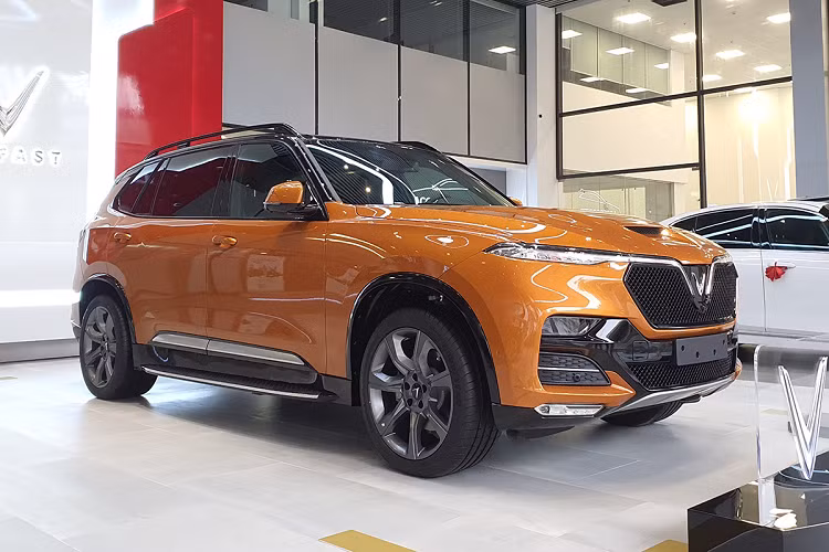 Đó là chưa kể đến các trang bị an toàn trên VinFast President như hỗ trợ lực phanh khẩn cấp (BA), phân bổ lực phanh điện tử (EBD), cân bằng điện tử (ESC), kiểm soát lực kéo (TCS), hỗ trợ đổ đèo (HDC), chống lật (ROM), cảnh báo điểm mù, cảnh báo lệch làn đường hay hệ thống camera 360 quanh thân xe.