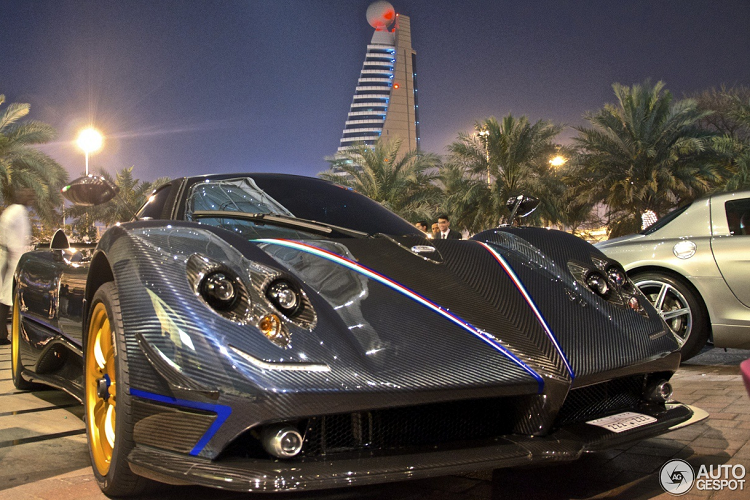Năm 2010, Pagani ra mắt Zonda Tricolore để kỷ niệm 50 năm thành lập đội máy bay biểu diễn Frecce Tricolore của Không quân Italy. Điểm nhấn của Zonda Tricolore là ngoại thất phủ carbon xanh và đen. Các đường sọc mang tone màu cờ Italy là đặc điểm nhận diện phiên bản này. Pagani chỉ sản xuất 3 chiếc Zonda Tricolore với giá đề xuất 1,5 triệu USD. Ảnh: Mohamed_Mn.