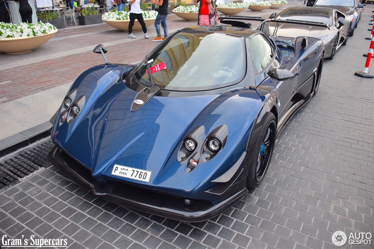 Ra mắt vào năm 2016, Pagani Zonda 760 AG Roadster là phiên bản mui trần đầu tiên của dòng Zonda 760 Series. 760 Series là dòng xe one-off (độc bản) dành cho các khách hàng đặc biệt của Pagani trên khắp thế giới. Trong đó, Zonda 760 AG Roadster được làm theo yêu cầu của một doanh nhân Dubai với ngoại thất carbon xanh lạ mắt. Mức giá của siêu xe này không được tiết lộ. Tuy nhiên, một chiếc Pagani phiên bản hàng thửa sẽ không có giá dưới 2 triệu USD. Ảnh: Gram's Supercars.