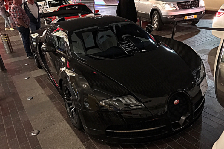 Gặp một chiếc siêu xe triệu đô Bugatti Veyron là việc khá bình thường tại Dubai. Tuy nhiên, siêu phẩm Veyron 16.4 Linea Vincero lại là câu chuyện khác. Là bản độ độc nhất thế giới của Mansory, chiếc Veyron được phủ toàn bộ trong màu đen của carbon. Siêu xe này có giá không dưới 3 triệu USD ở thời điểm ra mắt. Sau đó, Mansory ra mắt phiên bản đắt đỏ hơn mang tên Veyron 16.4 Linea Vincero d'Oro với nhiều chi tiết mạ vàng. Ảnh: Autogespot.