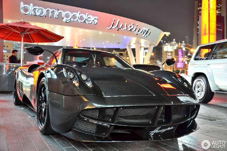 Sau khi dừng sản xuất Zonda, Pagani ra mắt "thần gió" Huayra vào năm 2011. Một năm sau đó, hãng siêu xe Italy giới thiệu phiên bản Carbon Edition của dòng Huayra. Đúng như tên gọi, Huayra Carbon Edition khoác trên mình bộ áo làm hoàn toàn từ sợi carbon màu đen. Ngoài ra, phiên bản này không có khác biệt so với xe tiêu chuẩn. Ảnh: cologne-cars.