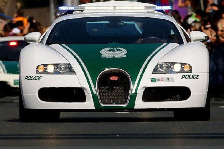 Tỷ lệ siêu xe khá cao đòi hỏi lực lượng cảnh sát Dubai cũng phải có những mẫu xe xứng tầm. Lực lượng cảnh sát Dubai sở hữu phần lớn các siêu xe đáng mơ ước hiện nay như BMW i8, Mercedes-Benz SLS AMG, Audi R8 V10, Porsche 911, McLaren MP4-12C, Lamborghini Aventador, Ferrari FF... Các siêu phẩm hàng hiếm góp mặt trong danh sách này gồm Aston Martin One-77, Bugatti Veyron. Ảnh: AFP/Getty.