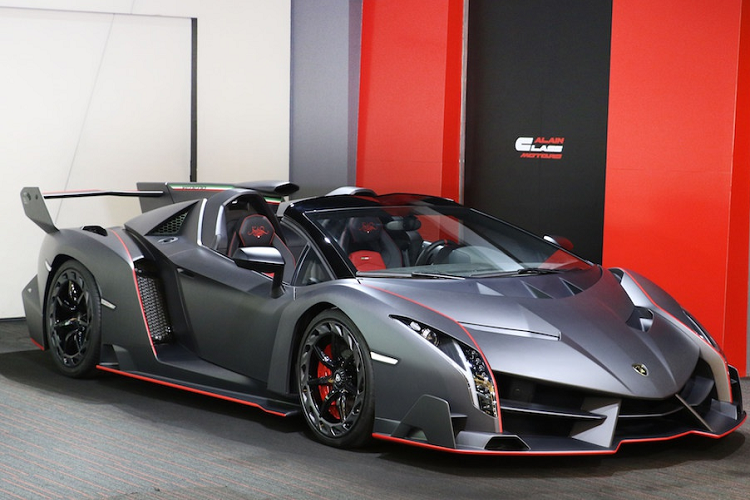 Ra mắt vào năm 2013, Lamborghini Veneno là phiên bản giới hạn, được xây dựng dựa trên Aventador. Hãng xe Italy sản xuất 5 chiếc Veneno Coupe và 9 chiếc Veneno Roadster. Trong đó, một số xe thuộc về các hoàng tộc Trung Đông. Để sở hữu siêu xe này, các đại gia phải chi khoảng 4,5 triệu USD. Ảnh: Al Ain Class Motors.