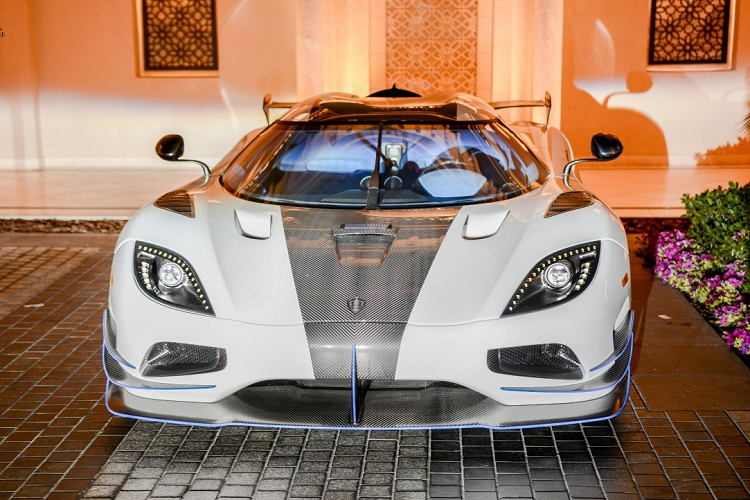 Năm 2015, Koenigsegg thông báo sản xuất 25 chiếc Agera RS - dòng sản phẩm cuối cùng của Agera. Trong đó, mỗi chiếc Agera RS được cá nhân hóa theo từng khách hàng với các tên gọi riêng và Agera RS1 là một trong số đó. Agera RS1 sử dụng động cơ V8 5.0L, mạnh 1.360 mã lực, nhỉnh hơn 200 mã lực so với các phiên bản Agera RS khác. Mức giá của siêu xe này không thấp hơn con số 2 triệu USD. Ảnh: Autogespot.