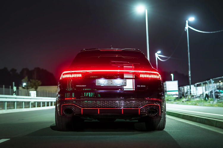 Về thiết kế ngoại thất, diện mạo tổng thể của xe không có quá nhiều sự khác biệt so với Audi RS Q8 nguyên bản. Hơn nữa, phiên bản này hầu như không được nâng cấp với nhiều chi tiết Bodykit như bản độ RQ 900. Tuy nhiên thương hiệu cũng đem đến cho xe loạt chi tiết decal trang trí ngoại thất nhằm tăng sự nổi bật cho ngoại thất của xe. Manhart Performance trong quá khứ là một thương hiệu chuyên nâng cấp những chiếc BMW.