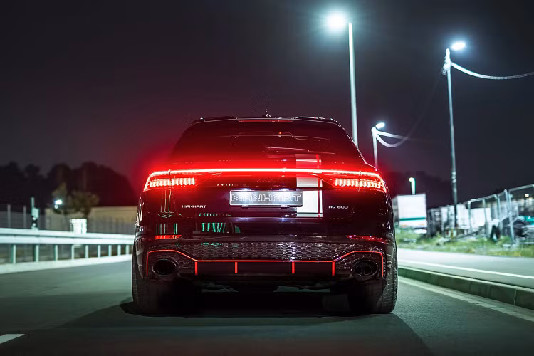 Về thiết kế ngoại thất, diện mạo tổng thể của xe không có quá nhiều sự khác biệt so với Audi RS Q8 nguyên bản. Hơn nữa, phiên bản này hầu như không được nâng cấp với nhiều chi tiết Bodykit như bản độ RQ 900. Tuy nhiên thương hiệu cũng đem đến cho xe loạt chi tiết decal trang trí ngoại thất nhằm tăng sự nổi bật cho ngoại thất của xe. Manhart Performance trong quá khứ là một thương hiệu chuyên nâng cấp những chiếc BMW.