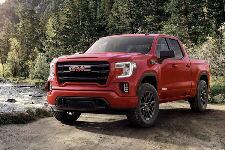 Về giá xe GMC Sierra 1500 2022, phiên bản Pro tiêu chuẩn có mức 32.495 USD, phiên bản SLE với nội thất mới có giá 43.895 USD. Phiên bản offroad AT4X có giá 74.995 USD cao hơn 14.000 USD so với AT4 tiêu chuẩn. Tuy nhiên, đắt đỏ nhất phải là Denali Ultimate có giá 80.395 USD, đắt hơn 19.100 USD so với Denali tiêu chuẩn.