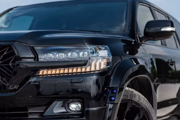 Gói độ đã giúp chiếc xe SUV Toyota Land Cruiser đời cũ trở nên hầm hố và cá tính hơn hẳn, ấn tượng nhất là phần đầu xe với cản trước mới tích hợp dải LED ở dưới cùng và cụm đèn pha full LED dạng 4 mắt mới.