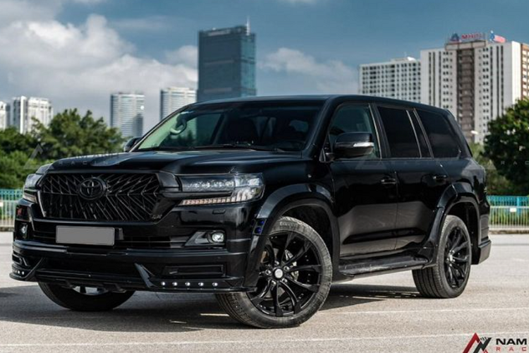 Động cơ xe cũng không có thay đổi nào xảy ra, chiếc SUV vẫn dùng động cơ hút khí tự nhiên V8 5.7L sản sinh công suất 381 mã lực và mô-men xoắn 544 Nm, đi kèm hộp số tự động 6 cấp và hệ dẫn động 4 bánh toàn thời gian.