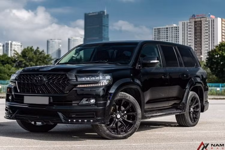 Động cơ xe cũng không có thay đổi nào xảy ra, chiếc SUV vẫn dùng động cơ hút khí tự nhiên V8 5.7L sản sinh công suất 381 mã lực và mô-men xoắn 544 Nm, đi kèm hộp số tự động 6 cấp và hệ dẫn động 4 bánh toàn thời gian.