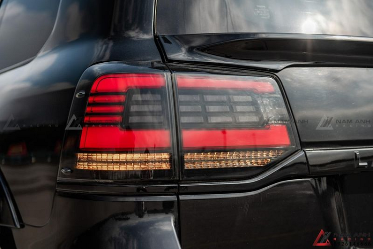 Các vòm bánh Toyota Land Cruiser cũ độ khủng này cũng được thay bằng loại cơ bắp hơn khiến chiều rộng xe tăng thêm 8 cm, rất hợp với bộ mâm Wald 22 inch 5 chấu kép sơn 2 tông màu mới.