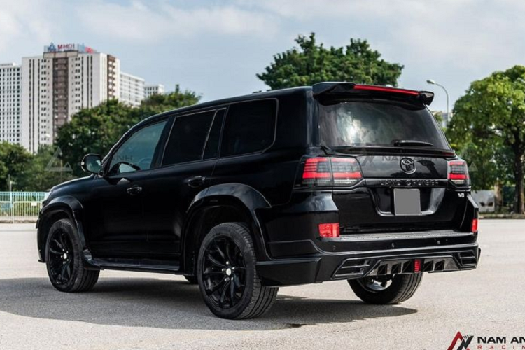 Được biết, để hoàn thiện bản độ Toyota Land Cruiser độc đáo này, xưởng độ tại Hà Nội mất khoảng một tuần (không tính thời gian đặt phụ kiện và chờ vận chuyển phụ kiện từ nước ngoài về Việt Nam).