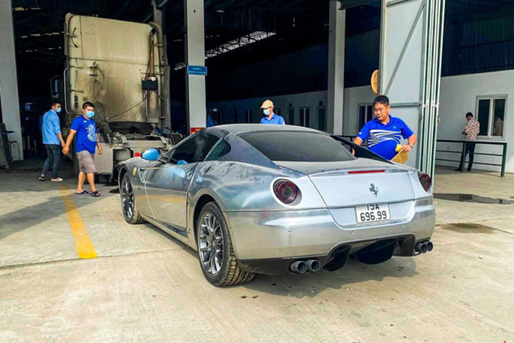 Dòng siêu xe Ferrari 599 GTB Fiorano sử dụng động cơ V12, dung tích 6.0 lít, sản sinh công suất tối đa 612 mã lực và mô-men xoắn cực đại 608 Nm, đây chính là chiếc xe Ferrari mạnh nhất thế giới lúc 599 GTB được giới thiệu. Động cơ kết hợp cùng hộp số 6 cấp, nhờ đó, đàn anh của Ferrari F12 Berlinetta chỉ mất khoảng thời gian 3,7 giây để tăng tốc lên 100 km/h từ vị trí xuất phát trước khi đạt vận tốc tối đa 330 km/h.