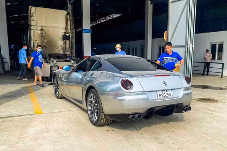 Dòng siêu xe Ferrari 599 GTB Fiorano sử dụng động cơ V12, dung tích 6.0 lít, sản sinh công suất tối đa 612 mã lực và mô-men xoắn cực đại 608 Nm, đây chính là chiếc xe Ferrari mạnh nhất thế giới lúc 599 GTB được giới thiệu. Động cơ kết hợp cùng hộp số 6 cấp, nhờ đó, đàn anh của Ferrari F12 Berlinetta chỉ mất khoảng thời gian 3,7 giây để tăng tốc lên 100 km/h từ vị trí xuất phát trước khi đạt vận tốc tối đa 330 km/h.