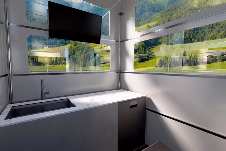 Chưa hết, bởi Cybertruck sẽ cung cấp một số cục pin lớn nhất hiện có trên thị trường, CyberLandr không cần nguồn cung cấp điện riêng như máy phát điện chạy bằng xăng hoặc pin dự phòng. Người dùng chỉ cần cắm nó vào Cybertruck và chia sẻ điện năng, rồi truyền lại năng lượng từ các tấm pin mặt trời 500 watt được lắp đặt trên phần nóc mở rộng của nó.