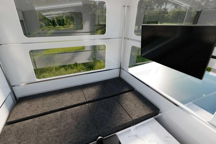 Đối với giải trí, CyberLandr sẽ đi kèm với màn hình/TV thông minh 4K 32 inch với các ứng dụng xem trực tuyến tích hợp sẵn. TV được treo trên một đường ray nằm ngang, vì vậy nó có thể được di chuyển đến một trong ba bề mặt tường. Ngoài ra, nhà sản xuất còn lắp đặt âm thanh vòm, và mỗi chiếc CyberLandr đều sẽ lăn bánh khởi nhà máy với chảo vệ tinh StarLink của riêng Elon Musk để nhận internet tốc độ cao theo đúng nghĩa đen ở mọi nơi trên Trái đất (ngoại trừ Nam Cực).