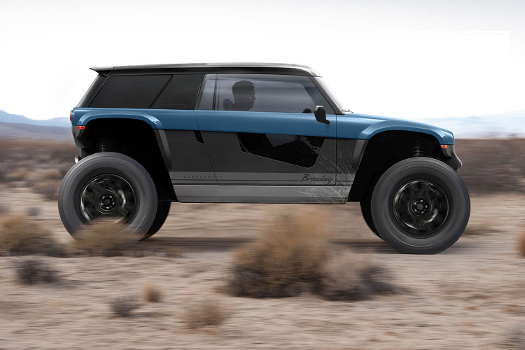 Như có thể tưởng tượng từ một mẫu xe off-road, cabin trông rất cơ bản nhưng khá đẹp nhờ 4 ghế độc lập, bọc da, các bề mặt kính lớn để tối đa hóa góc nhìn, và mặt táp lô tối giản với cụm đồng hồ analog.