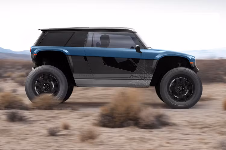 Như có thể tưởng tượng từ một mẫu xe off-road, cabin trông rất cơ bản nhưng khá đẹp nhờ 4 ghế độc lập, bọc da, các bề mặt kính lớn để tối đa hóa góc nhìn, và mặt táp lô tối giản với cụm đồng hồ analog.