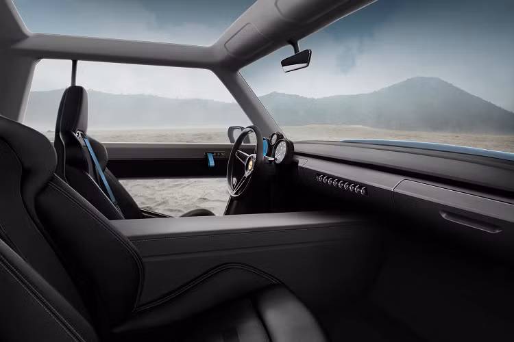 Ngoài ra, cabin còn có hộp đựng găng tay, máy sưởi, điều hòa nhiệt độ, ghế sưởi, cửa sổ trời tùy chọn, và hệ thống âm thanh Bluetooth Kicker.