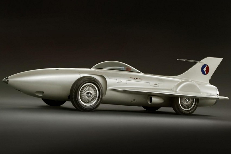 Đối với những người đam mê ôtô, chiếc Firebird I XP-2 kịch độc này gần như gắn liền với dòng xe cơ bắp của Pontiac được sản xuất từ năm 1967 đến năm 2002. Tuy nhiên, ít ai nhớ rằng nó cũng từng được sử dụng cho 4 chiếc xe concept chạy bằng động cơ tuabin sáng tạo từ những năm 1950. Chiếc đầu tiên và được cho là kỳ quặc nhất có tên mã là Firebird I XP-21, một chiếc xe trông giống như máy bay chiến đấu trên bánh xe.