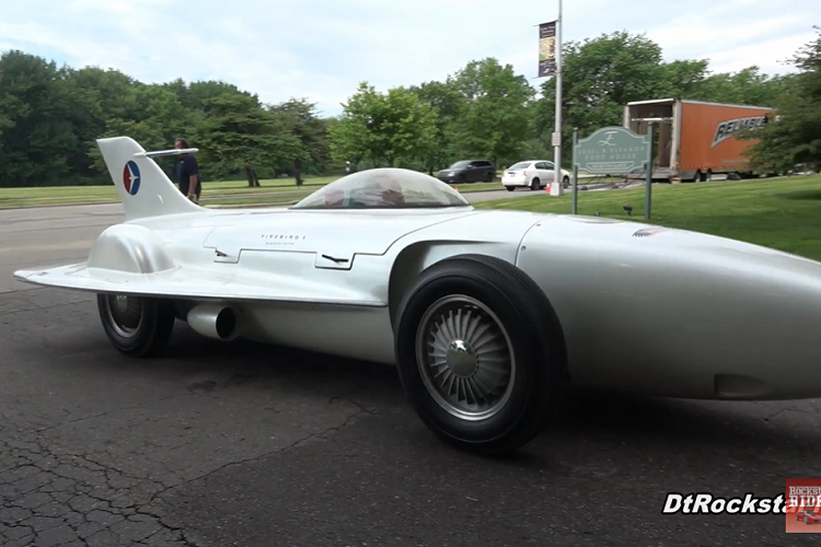 Là một trong những mẫu xe concept điên rồ nhất từng được tạo ra, Firebird I XP-21 đã mở đường cho ba nguyên mẫu GM chạy bằng tuabin khí nữa cũng được ra mắt trong những năm 1950. Cùng với Rover JET1 hay Fiat Turbina, nó là một trong những chiếc xe đầu tiên sử dụng loại động cơ này. Nó đã ra mắt công chúng tại Motorama 1954, một triển lãm ôtô do GM tổ chức từ năm 1949 đến năm 1961, và được sử dụng như một phương tiện quảng cáo thành công cho công ty trong nhiều năm về sau. Giờ đây, chiếc xe thân hình máy bay này được trưng bày tại GM Heritage Center ở Sterling Heights, Michigan.