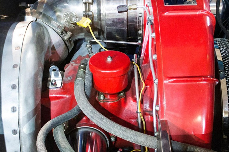 Được làm hoàn toàn bằng nhựa gia cố bằng sợi thủy tinh, thân xe (hay đúng hơn là thân máy bay) lấy cảm hứng từ máy bay chiến đấu Douglas F4D Skyray với đôi cánh hình tam giác nhỏ, phần đuôi được trang trí hình ảnh logo của bộ phận vận tải hàng không của GM (GMATS), và lồng kính bao phủ buồng lái một chỗ ngồi. Mũi xe có chứa bình xăng 132,5 lít và đằng sau khoang lái nhỏ bé là một động cơ đột phá với một cái tên tuyệt vời.