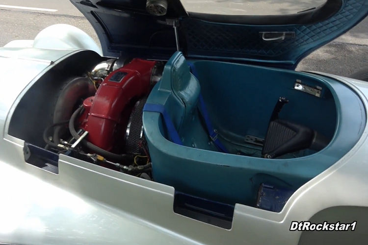 Chiếc Firebird I XP-21 hàng độc này đáng sợ đến mức người duy nhất được coi là đủ tiêu chuẩn để lái nó trong các cuộc thử nghiệm ban đầu chính là Emmett Conklin. Chuyện xưa kể rằng ông ấy đã tăng tốc lên đến 160 km/h, nhưng ngay sau khi chuyển sang số thứ 2, lốp xe đã bị mất độ bám đường và suýt dẫn đến tai nạn. Sau đó, ông ấy cho biết rằng bản thân đã quá già cho công việc này, và cuối cùng giao nhiệm vụ lái thử cho Mauri Rose, người từng 3 lần chiến thắng Indy 500 và cũng là một kỹ sư.