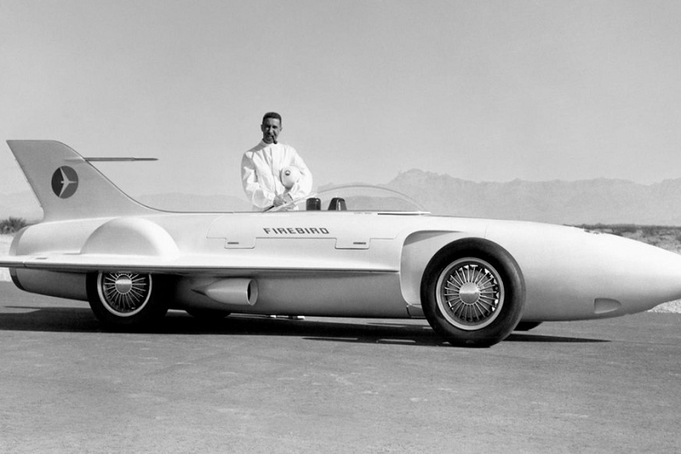 Công suất đầu ra được đánh giá là 370 mã lực và chiếc xe concept có thể đạt tốc độ tối đa lý thuyết là 322 km/h. Công suất mạnh mẽ này đòi hỏi một hệ thống phanh mạnh tương đương nên các kỹ sư đã gắn trống phanh 11 inch (28 cm) ở bên ngoài để giúp phân tán nhiệt hiệu quả hơn. Hơn nữa, các cạnh của cánh xe còn trang bị những bộ phanh tách rời mà có thể được kích hoạt bằng công tắc trên vô lăng.