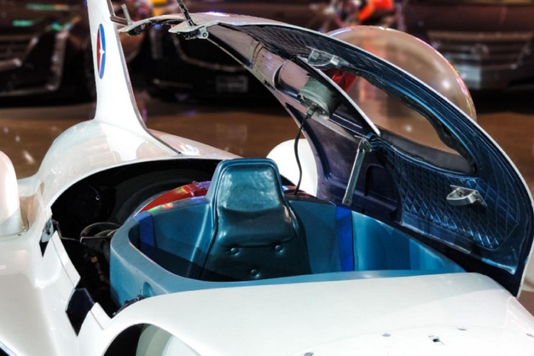 Được phát triển dưới sự chỉ đạo của Charles L. McCuen, Whirlfire Turbo-Power là một động cơ tuabin hai phần có chứa một bộ khí hóa được kết nối thông qua một trục linh hoạt với một bộ nguồn thứ cấp. Bộ khí hóa kết hợp một máy nén và một tuabin trộn không khí nén với nhiên liệu bên trong hai buồng đốt. Nó tạo ra khí nóng vận hành tuabin thứ hai bên trong bộ nguồn, được liên kết với trục sau của Firebird thông qua một hộp số hành tinh hai cấp.