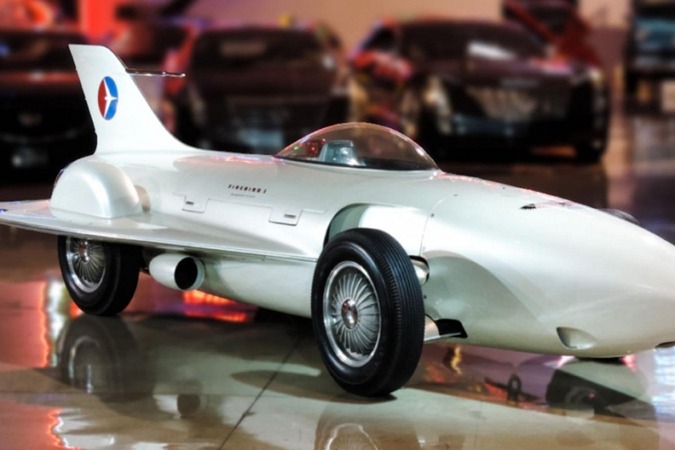 Ý tưởng sửa đổi một động cơ máy bay và lắp nó vào trong ôtô không phải là mới, với việc Fiat đã chế tạo thành công chiếc S76 “Beast of Turin” vào năm 1910. Tuy nhiên, sử dụng động cơ phản lực lại là một sự mạo hiểm hoàn toàn khác, thu hút tâm trí của nhiều kỹ sư sáng suốt của thời đại đó và chiếc xe ôtô máy bay Firebird I XP-21 là như vậy.