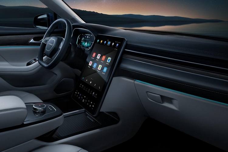 Thêm vào đó là hệ thống âm thanh Huawei Sound 11 loa, hứa hẹn mang đến trải nghiệm như rạp hát cho người ngồi trong xe. Hệ thống này có tác dụng ngăn cản những âm thanh không mong muốn ở bên ngoài lọt vào trong xe và kết hợp với kính cách âm 2 lớp cũng như hệ thống giảm chấn để mang đến nội thất yên tĩnh cho Huawei SF5. Nguồn cung cấp sức mạnh cho Huawei SF5 là 1 mô-tơ điện hoặc 2 mô-tơ điện, tùy phiên bản. Trong khi đó, động cơ xăng 4 xi-lanh, tăng áp, dung tích 1.5L chỉ đóng vai trò để sạc pin, tăng phạm vi hoạt động cho xe.