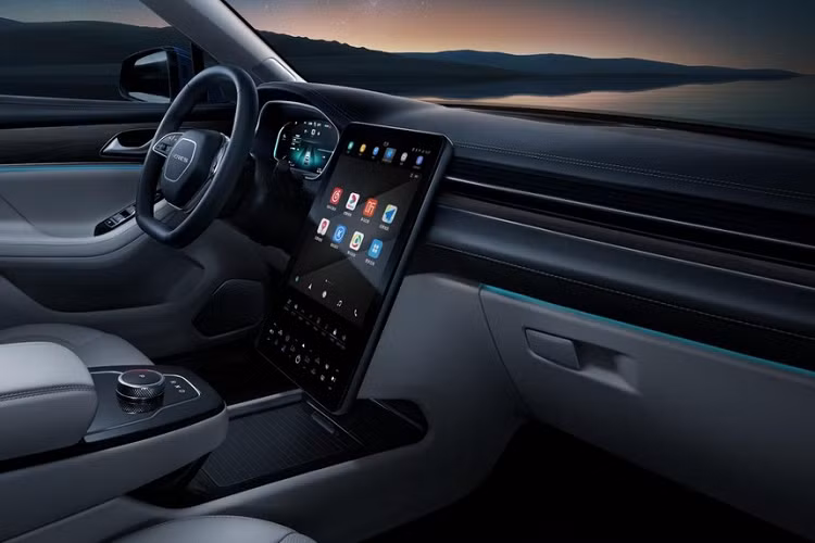 Thêm vào đó là hệ thống âm thanh Huawei Sound 11 loa, hứa hẹn mang đến trải nghiệm như rạp hát cho người ngồi trong xe. Hệ thống này có tác dụng ngăn cản những âm thanh không mong muốn ở bên ngoài lọt vào trong xe và kết hợp với kính cách âm 2 lớp cũng như hệ thống giảm chấn để mang đến nội thất yên tĩnh cho Huawei SF5. Nguồn cung cấp sức mạnh cho Huawei SF5 là 1 mô-tơ điện hoặc 2 mô-tơ điện, tùy phiên bản. Trong khi đó, động cơ xăng 4 xi-lanh, tăng áp, dung tích 1.5L chỉ đóng vai trò để sạc pin, tăng phạm vi hoạt động cho xe.