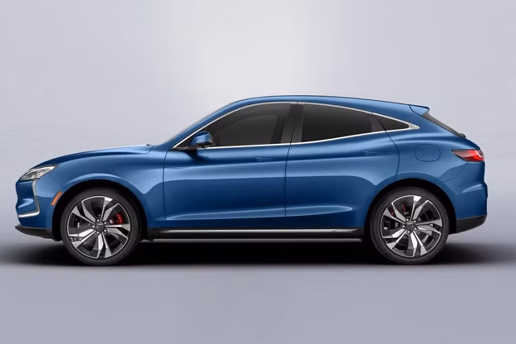 Tại thị trường Trung Quốc, Huawei SF5 được chia thành 2 phiên bản là 1 mô-tơ điện và 2 mô-tơ điện. Giá xe Huawei SF5 2021 tương ứng của 2 phiên bản này là 216.800 Nhân dân tệ (769 triệu đồng) và 246.800 Nhân dân tệ (876 triệu đồng).