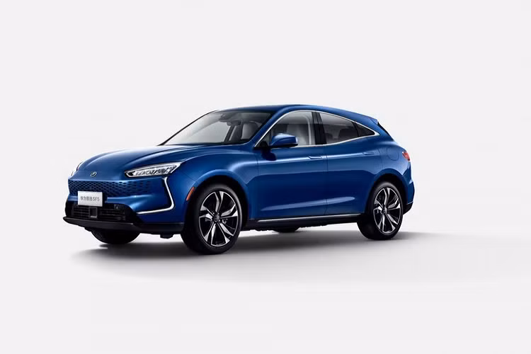 Không chỉ nhanh và mạnh mẽ, Huawei SF5 còn có những trang bị an toàn hiện đại như hỗ trợ lái xe lúc tắc đường, kiểm soát hành trình thích ứng, cảnh báo va chạm phía trước, phanh khẩn cấp tự động và đưa xe vào giữa làn đường. Đó là chưa kể đến hệ thống hỗ trợ lái bán tự động cấp độ 2, dùng radar sóng mm độ chính xác cao và radar siêu âm.