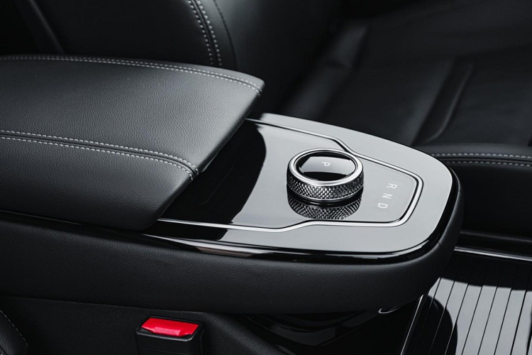 Bên trong Huawei SF5 là không gian nội thất được thiết kế theo phong cách tối giản, thể hiện rõ qua mặt táp-lô. Tại đây, chúng ta sẽ bắt gặp cửa gió điều hòa kéo dài theo bề ngang của mặt táp-lô và bị ngắt quãng bởi màn hình cảm ứng cỡ lớn cũng như bảng đồng hồ kỹ thuật số. Màn hình trung tâm này kết nối với hệ thống HiCar dựa trên hệ điều hành Harmony OS của Huawei.